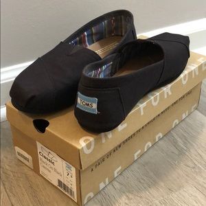 7.5 women’s black TOMS